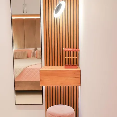 Compass Luxury Φαληράκι