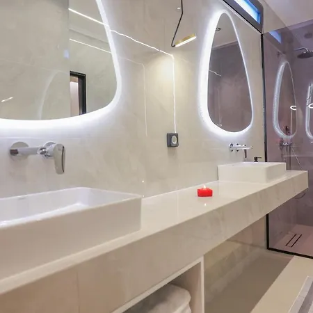 Compass Luxury *