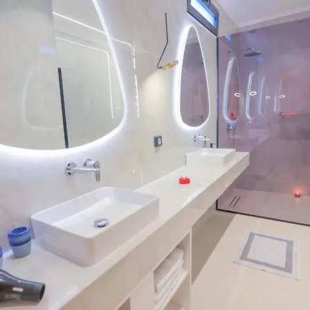 Compass Luxury *