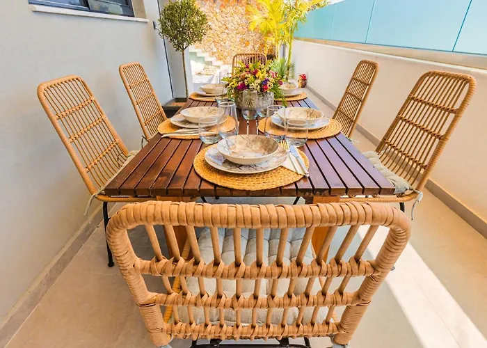 Compass Luxury 팔리라키