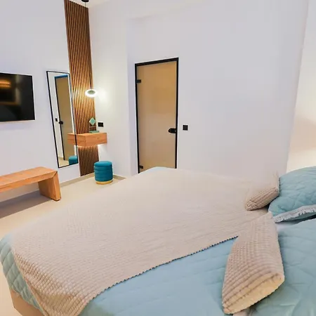 Compass Luxury *